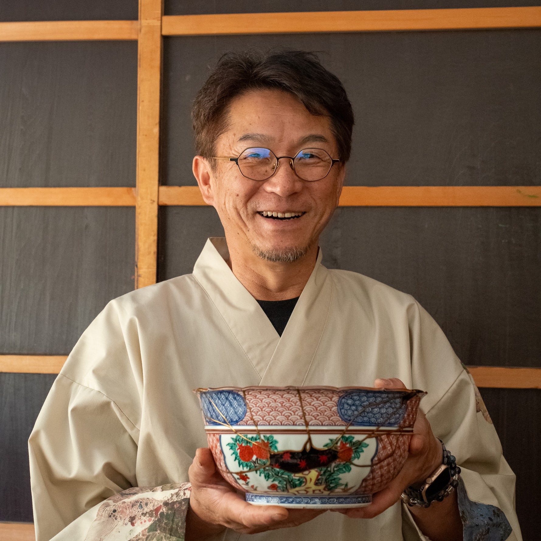 Portrait of Nobuyasu Suginaka, a certified urushi master known for his refined kintsugi restoration techniques using natural lacquer and 24K gold.