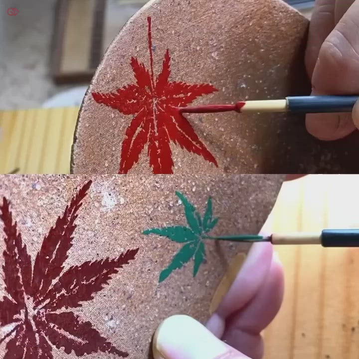 Video that shows of applying Maki-e with a fine brush