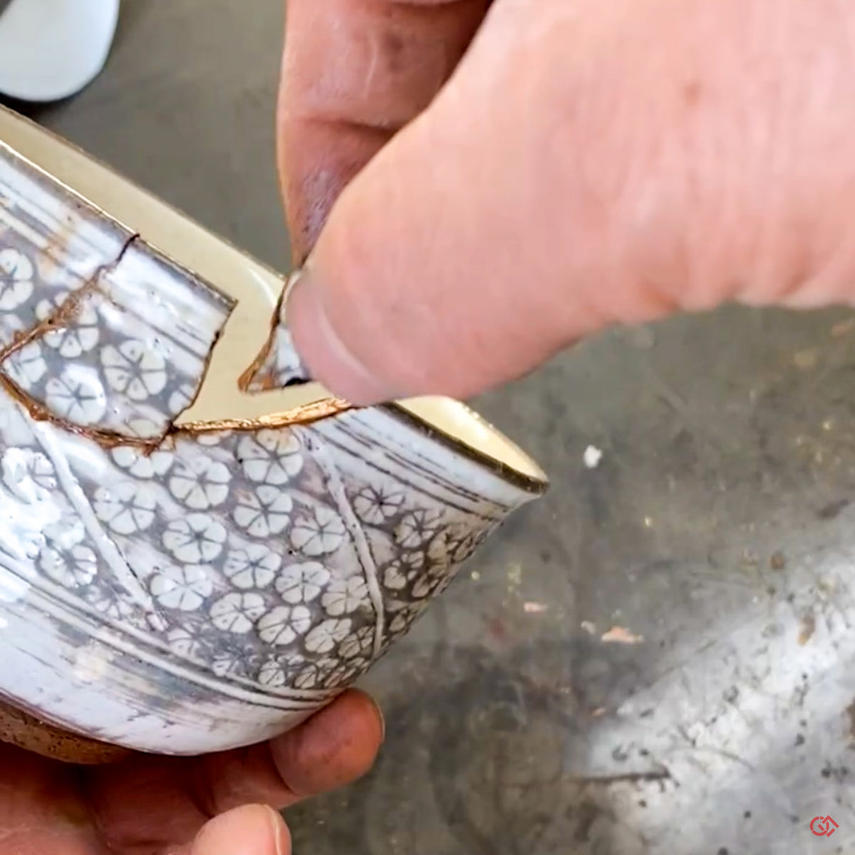 Kintsugi repairing
